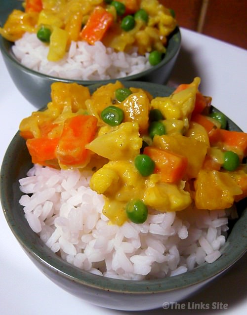 Vegetarians and meat lovers alike will love this Creamy Vegetable Curry! thelinkssite.com