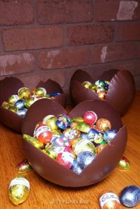 These chocolate bowls, when filled with treats, make great homemade Easter gifts! thelinkssite.com