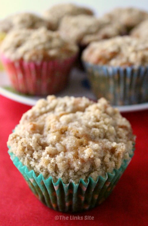 Apple Crumble Muffins, they’re like eating yummy apple crumble but in a muffin! thelinkssite.com