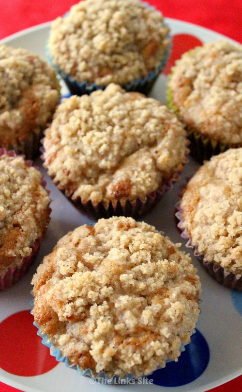 These Apple Crumble Muffins are perfect for a snack or you could have two for breakfast! thelinkssite.com