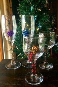 Add some DIY Christmas decorations to your table with the DIY Christmas Wine Glasses! thelinkssite.com