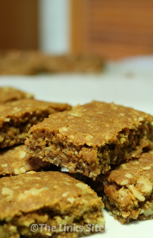 If you like Anzac biscuits (or even if you have never tried them) you will love this Nutty Anzac Slice!