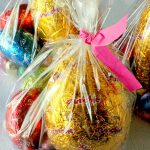 These Easter Goodie Bags look so much more personal than pre boxed Easter eggs! thelinkssite.com