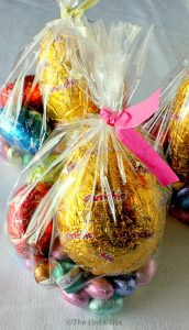 These Easter Goodie Bags look so much more personal than pre boxed Easter eggs! thelinkssite.com