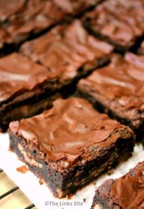 Super easy Chocolate Mint Brownies, the hardest part is waiting for them to cool off so you can eat them! thelinkssite.com