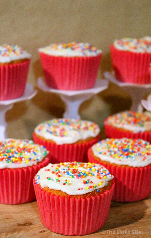 How to make the best vanilla cupcakes from scratch! thelinkssite.com